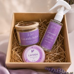 Kit Lavanda Inglese em caixa de madeira MDF, com vela aromática em pote de vidro, home spray 100ml e sabonete artesanal, ao lado de flores de lavanda.