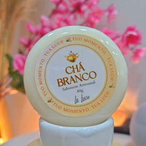 Sabonete artesanal La Luce Chá Branco, 80g, rótulo creme com ilustração de bule de chá.