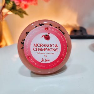 Sabonete artesanal La Luce Morango & Champagne, 80g, rótulo rosa com ilustração de morango.