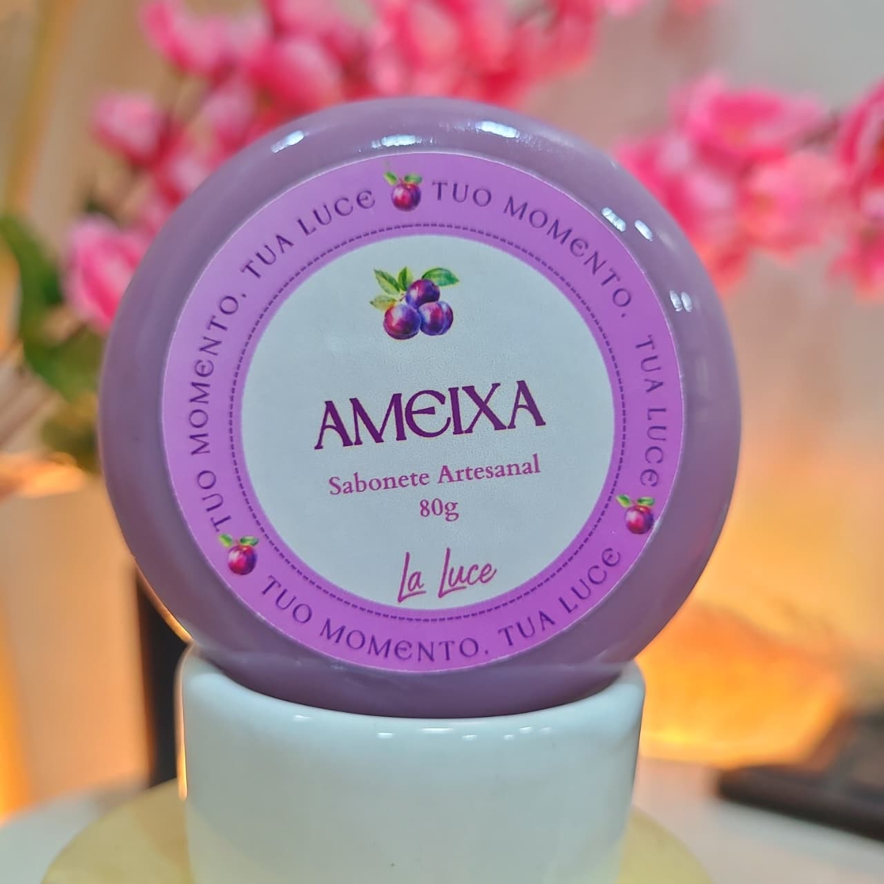 Sabonete artesanal La Luce Ameixa, 80g, rótulo lilás com ilustração de ameixas.