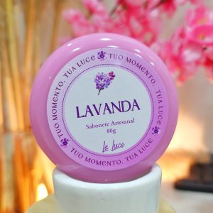 Sabonete artesanal La Luce Lavanda, 80g, rótulo rosa-lilás com ilustração de flores de lavanda.