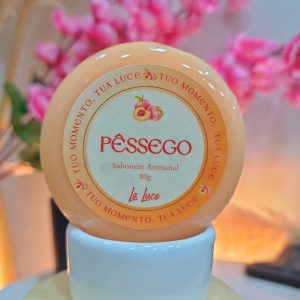 Sabonete artesanal La Luce Pêssego, 80g, rótulo pêssego com ilustração de pêssegos.