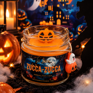 Vela aromática Zucca-Zucca da La Luce, pote de vidro com cera laranja e topo em formato de abóbora de Halloween